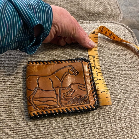 Vintage handcrafted men’s wallet no callouts 4” x 4.5” closed,whipstitched edges - Picture 5 of 11